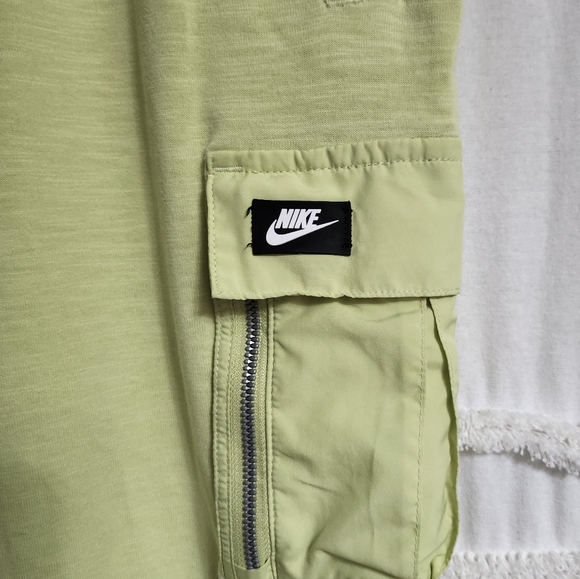 Like new, Nike pants, size small. Final Price Reduction. - Picture 4 of 12